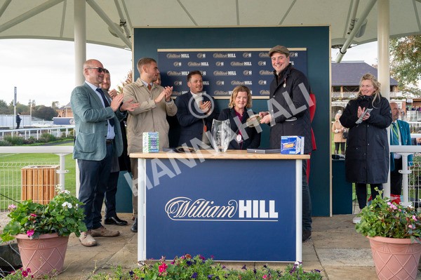 111024-Race 3-Minstrel Knight-7175 - Race 3 2.40pm William Hill Finale Handicap