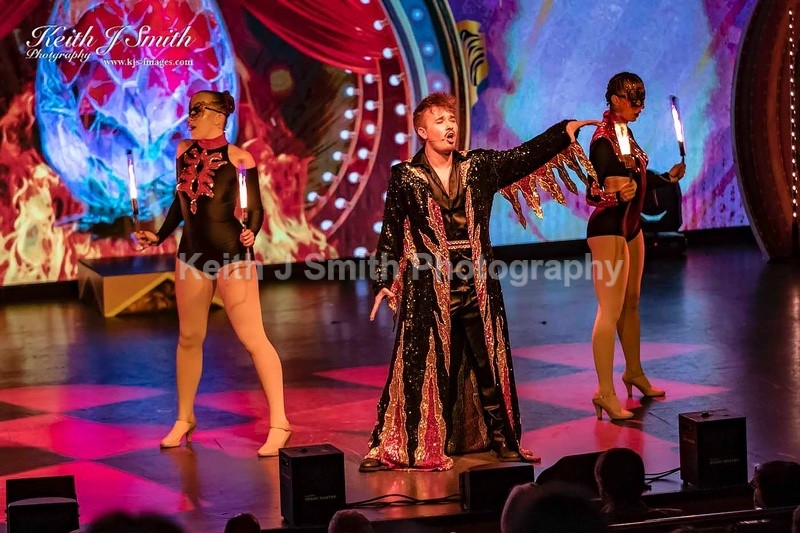 7KJS1289 - Ambition show team