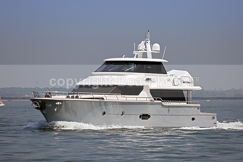 160605 SERENITY Y92A7345 - Flybridge Cruisers