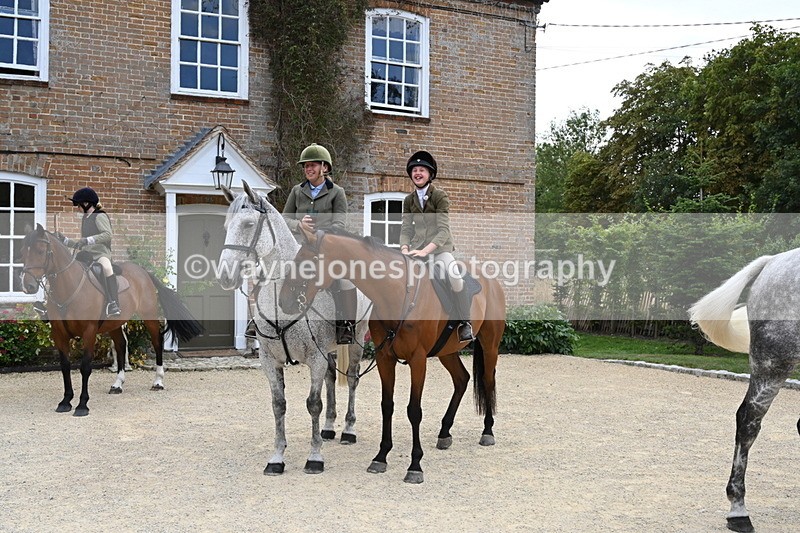 WJ6_3642 - Berks & Bucks - The Old farmhouse - Hound Exercise 20-08-25