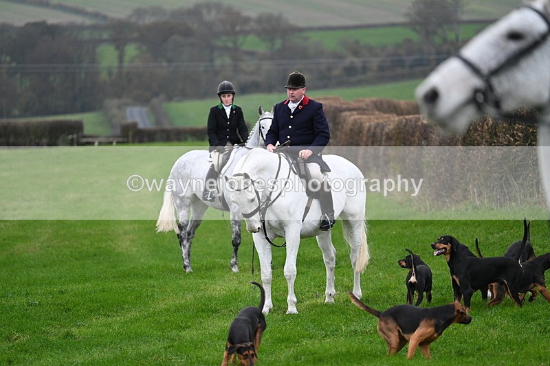 WJ7_8810 - Meet Staff & Hounds