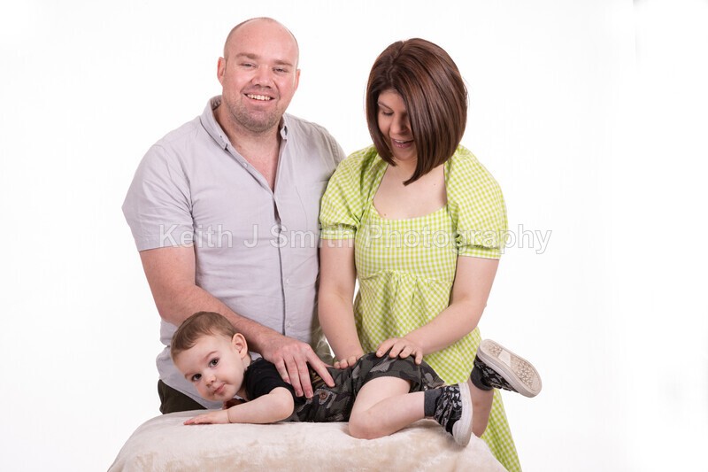 2KJS2730 - Jannie, Kristen & family. Studio