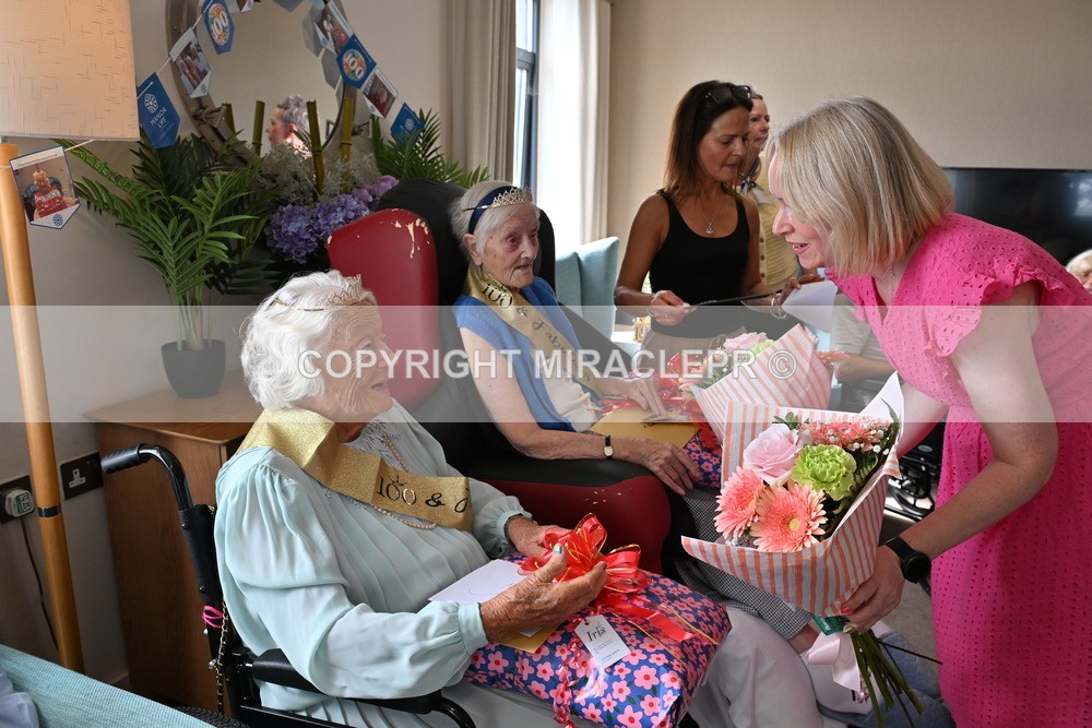 AM3_1343 - Iris and Betty.