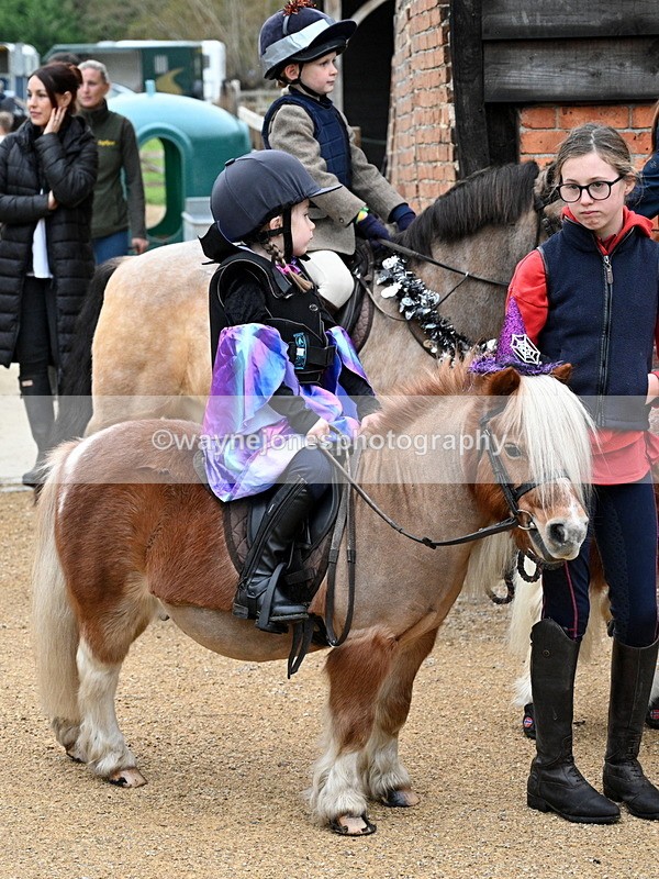 WJ7_6000 - Berks & Bucks - Children's Meet - The Old Farmhouse – Steventon.