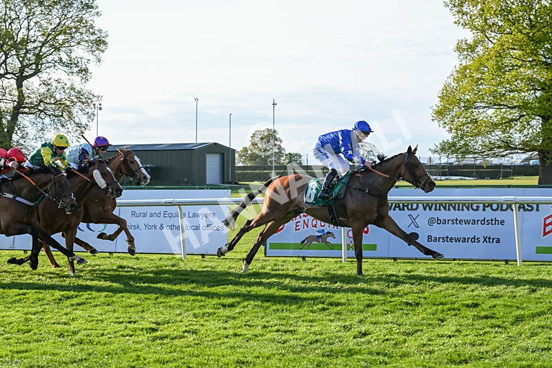 220425-Race 4-Jez Bomb-9109 - Race 4