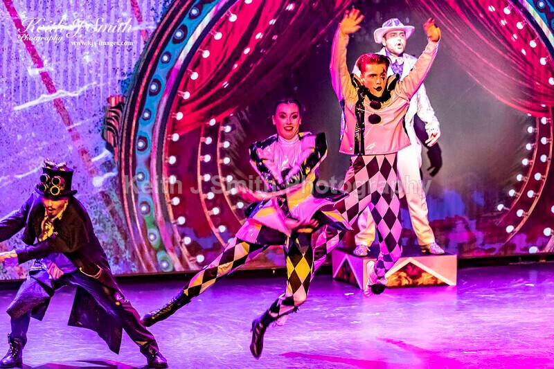 7KJS1338 - Ambition show team