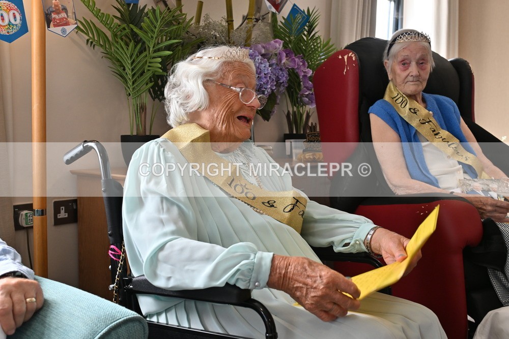 AM3_1113 - Iris and Betty.