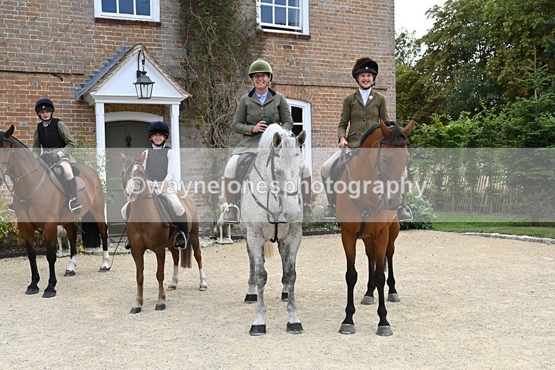 WJ6_3680 - Berks & Bucks - The Old farmhouse - Hound Exercise 20-08-25