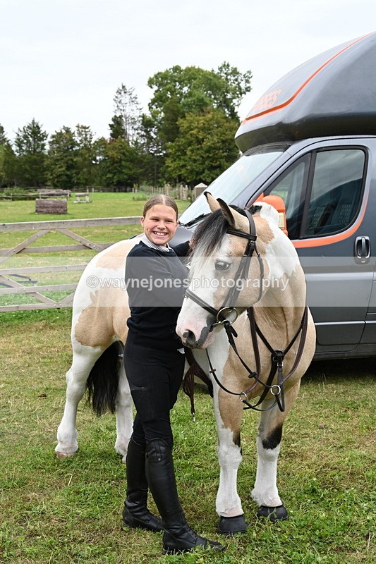 WJ6_2852 - Berks & Bucks - The Old farmhouse - Hound Exercise 20-08-25