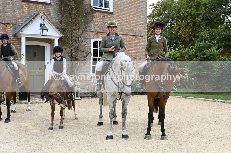 WJ6_3693 - Berks & Bucks - The Old farmhouse - Hound Exercise 20-08-25