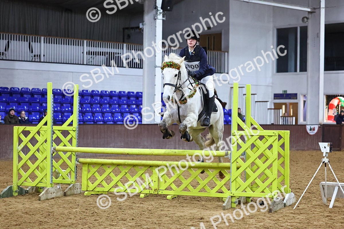 SBM_002871 - Class 6 - Holly & Ivy Stakes - 90cm