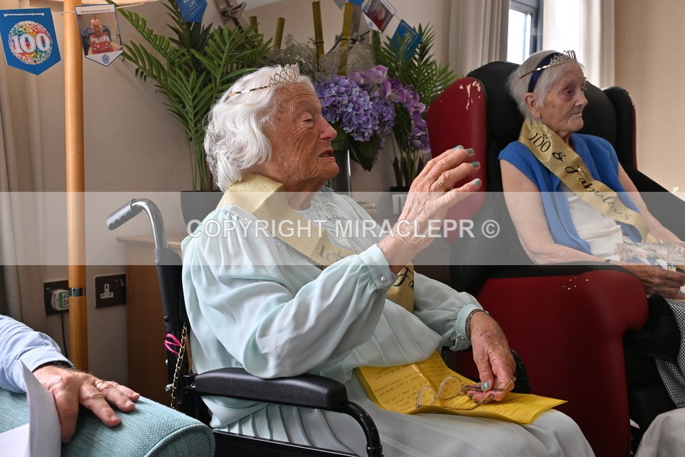 AM3_1185 - Iris and Betty.