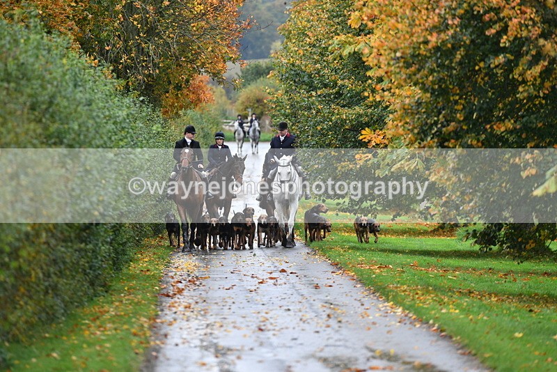 WJ5_6044 - B&B walk back for Hunt Tea !