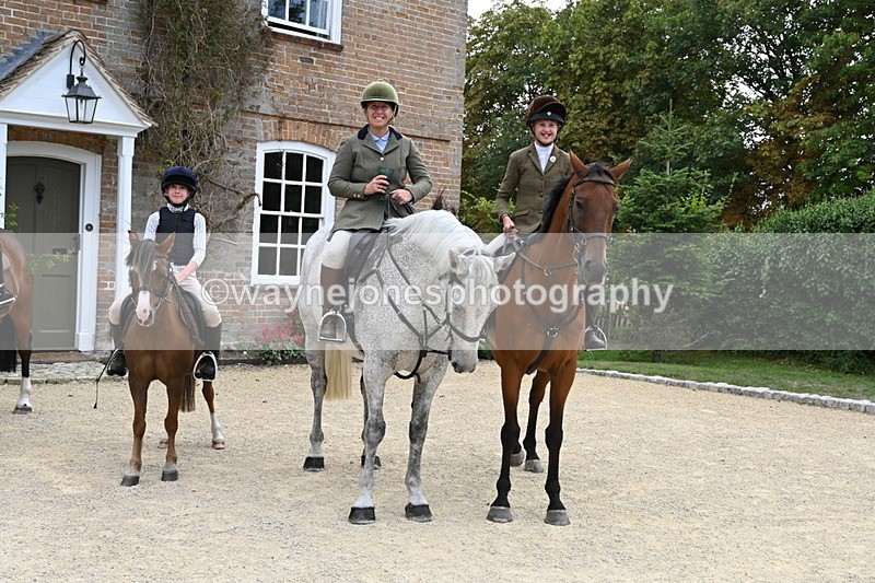 WJ6_3709 - Berks & Bucks - The Old farmhouse - Hound Exercise 20-08-25