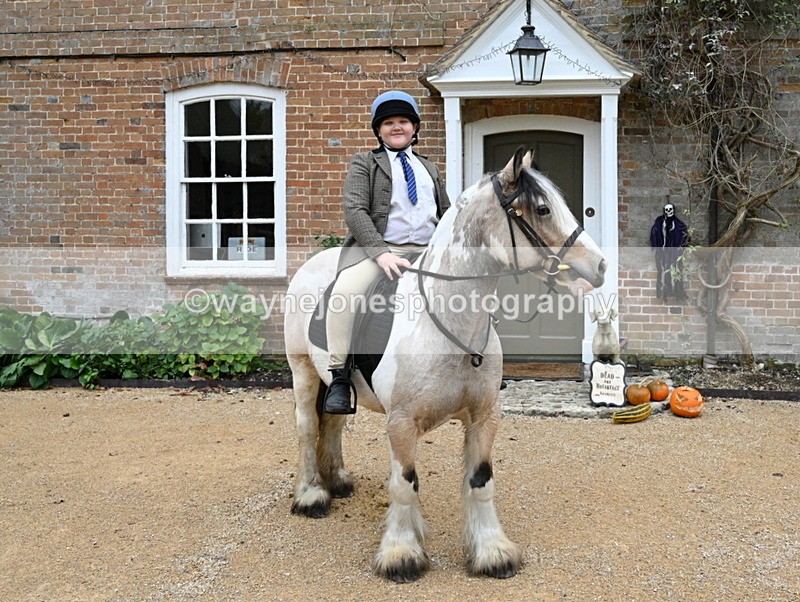 WJ7_6702 - Berks & Bucks - Children's Meet - The Old Farmhouse – Steventon.
