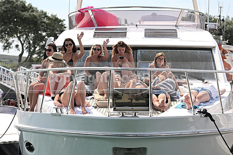 160814 CHILLING IN YARMOUTH Y92A2615 - Flybridge Cruisers