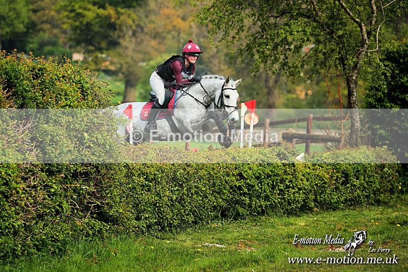 UA 260425  2044b - Equestrian