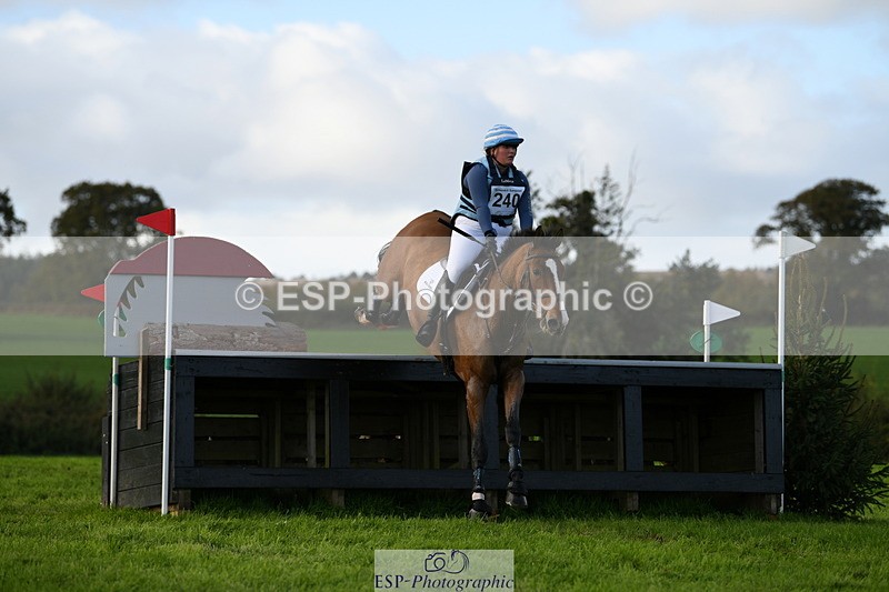 251024A-152830-14766 - C-240-Issy.Hollidge