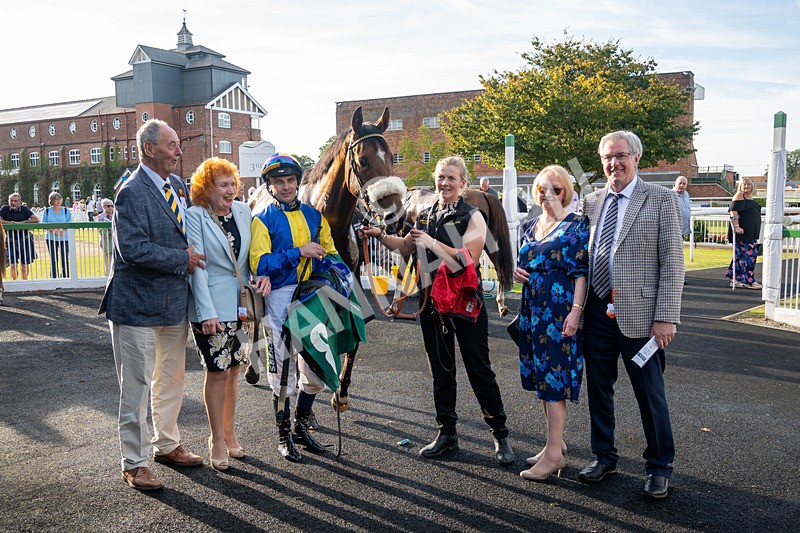 160924-Race 8-Sparkling Red-5477 - Race 8