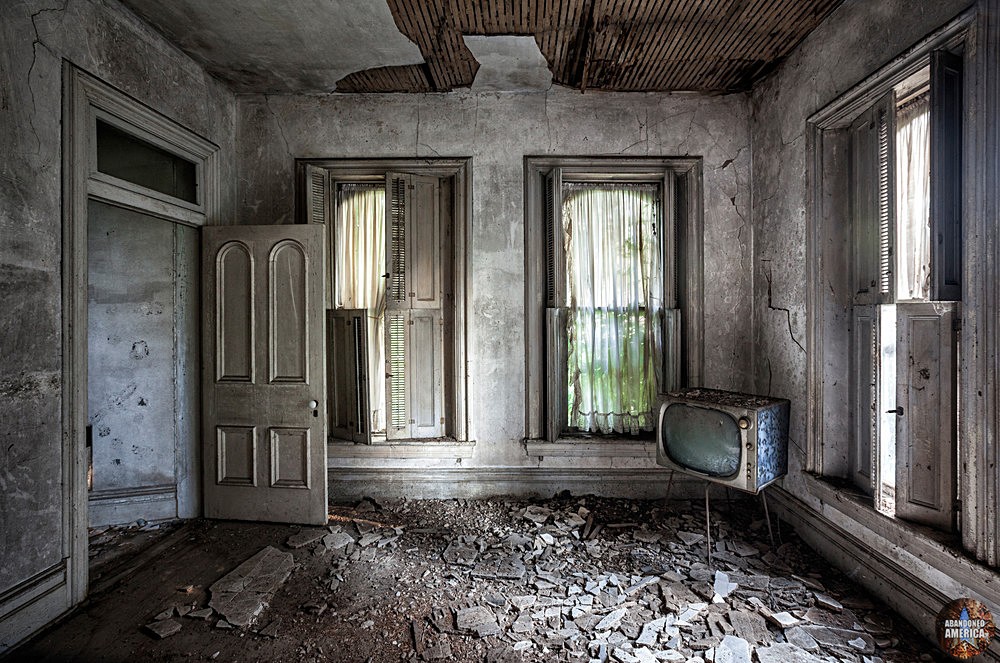 Abandoned Pennsylvania House | Antique Television - Abandoned Houses and Homes