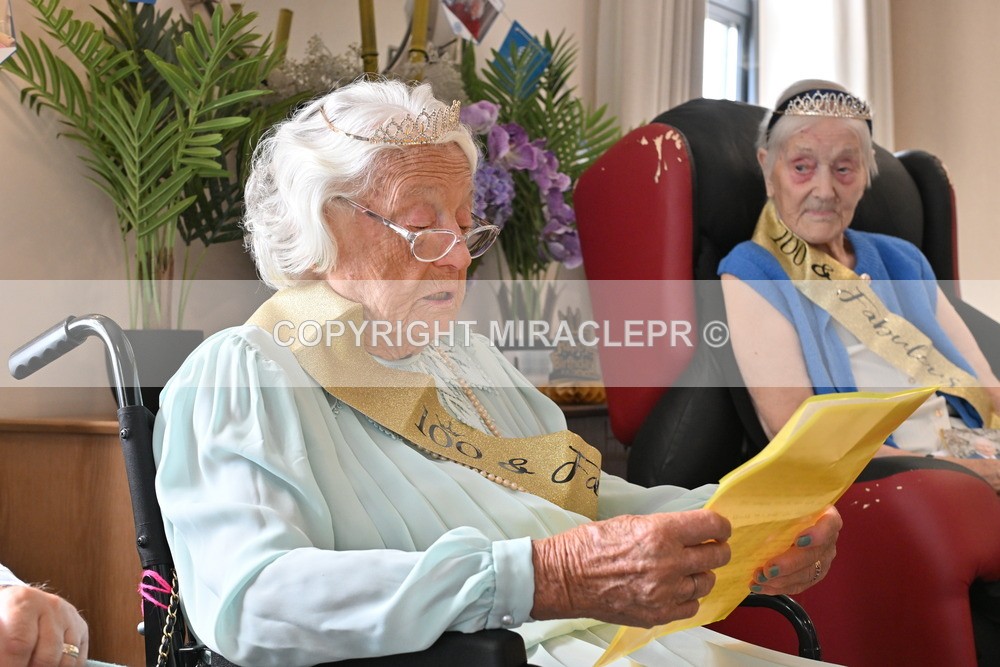 AM3_1085 - Iris and Betty.