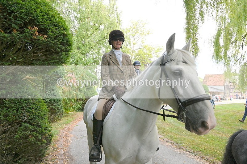 WJ6_4028 - Berks & Bucks - The Old farmhouse - Hound Exercise 20-08-25