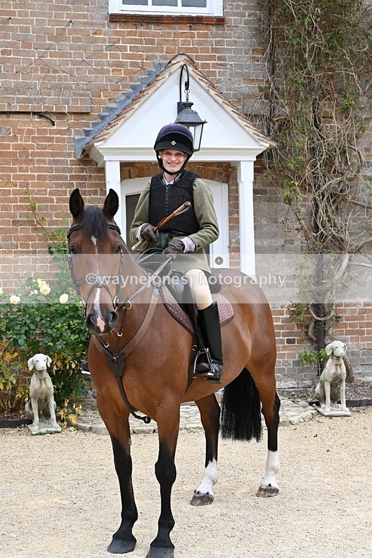 WJ6_3581 - Berks & Bucks - The Old farmhouse - Hound Exercise 20-08-25