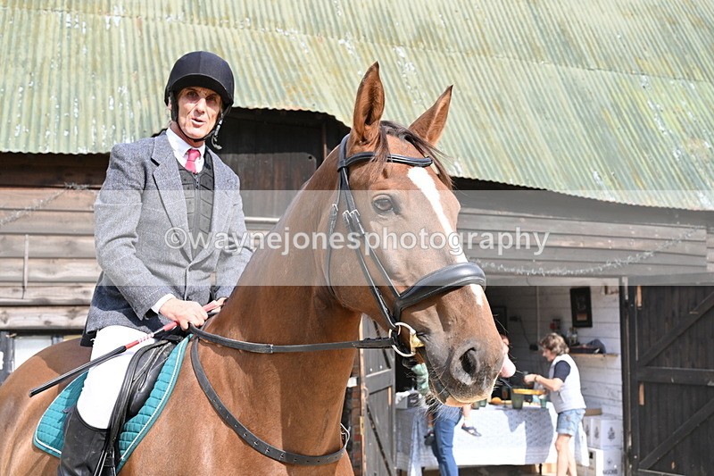 WJ6_3313 - Berks & Bucks - The Old farmhouse - Hound Exercise 20-08-25