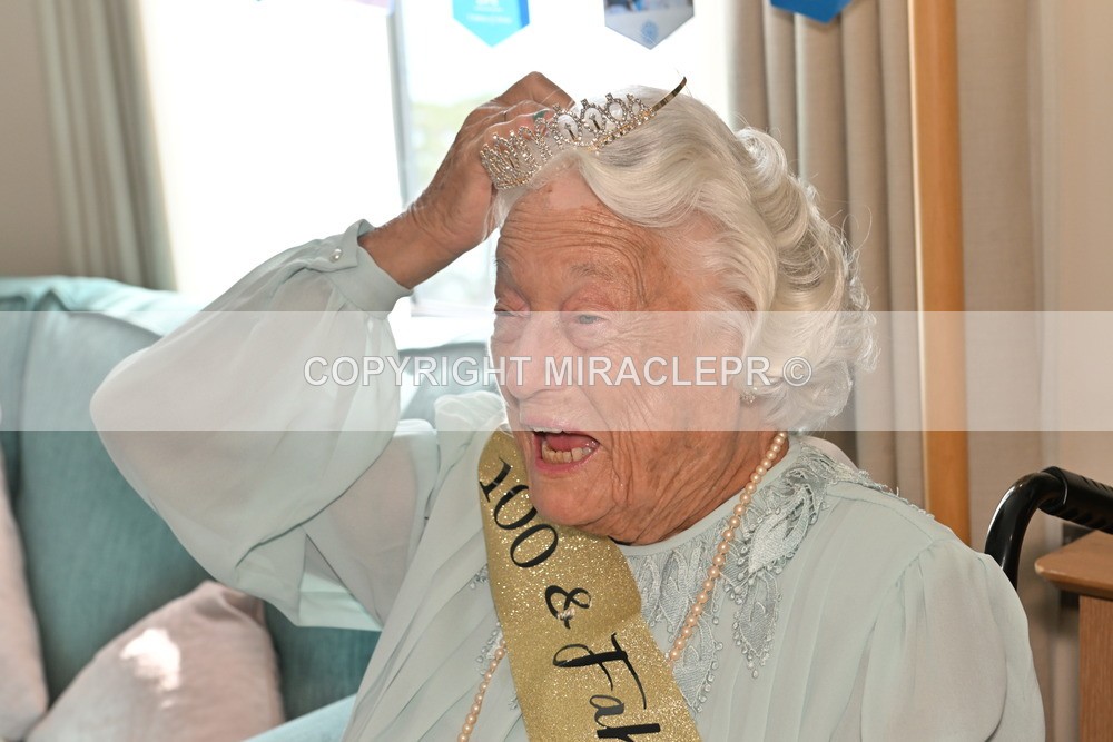 AM3_0838 - Iris and Betty.