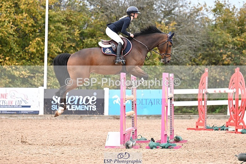 251022-143001-00665 - Cls 6 Snr Foxhunter 1.20m