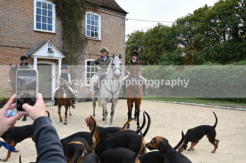 WJ6_3729 - Berks & Bucks - The Old farmhouse - Hound Exercise 20-08-25
