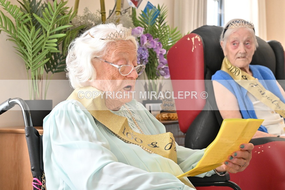 AM3_1045 - Iris and Betty.