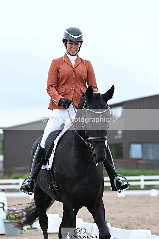 250907-122200-08319 - 004-Charlotte.DickerDevaldi's.Kiss