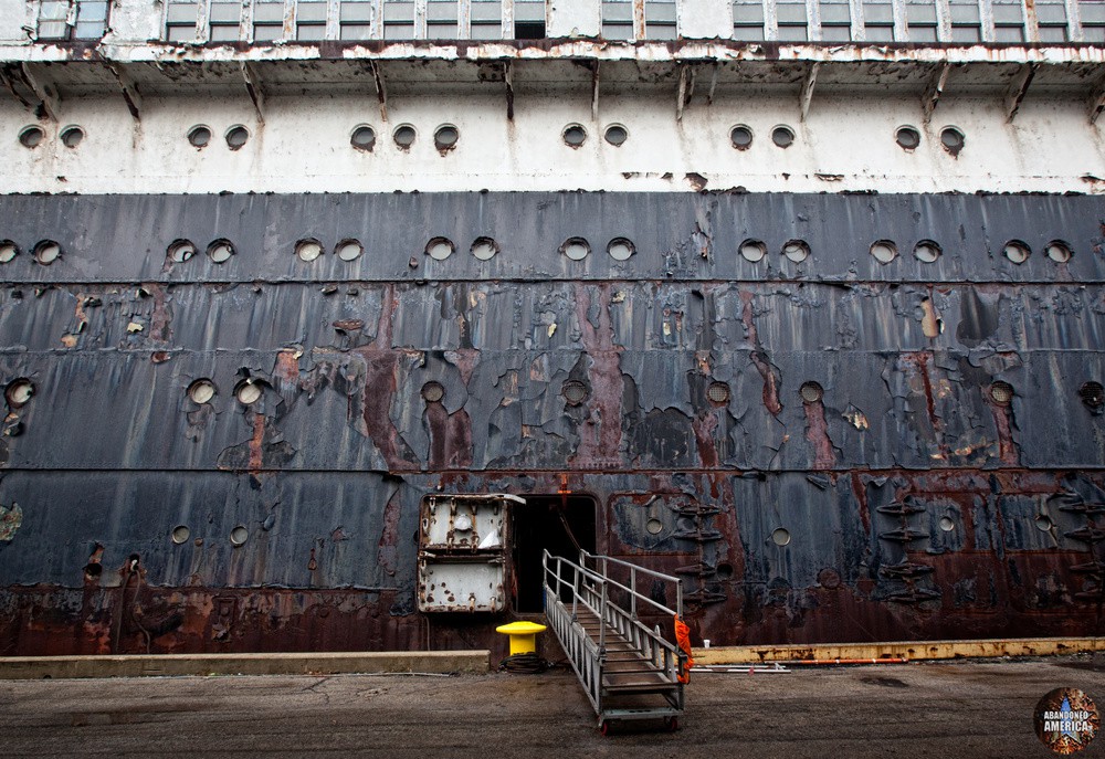 Entry via gangplank to the SS United States