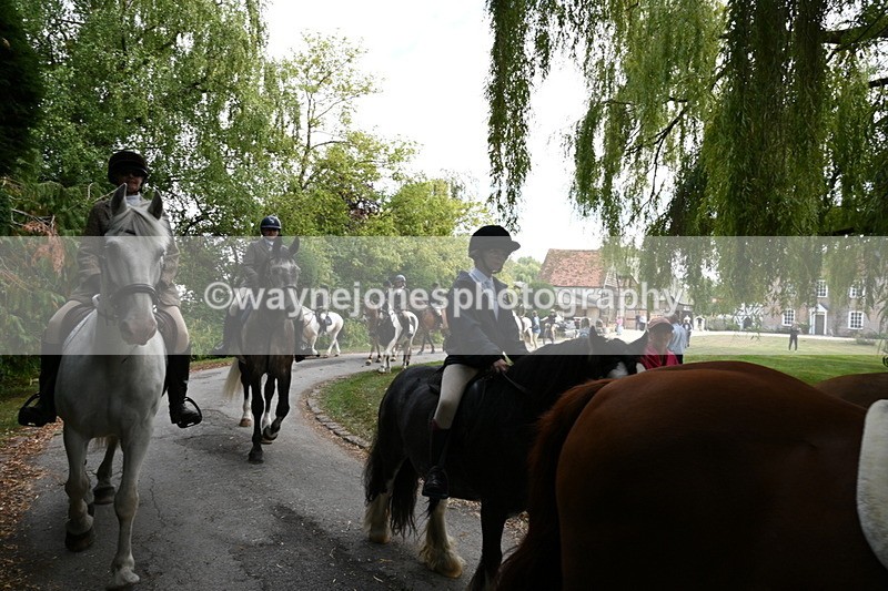 WJ6_4025 - Berks & Bucks - The Old farmhouse - Hound Exercise 20-08-25