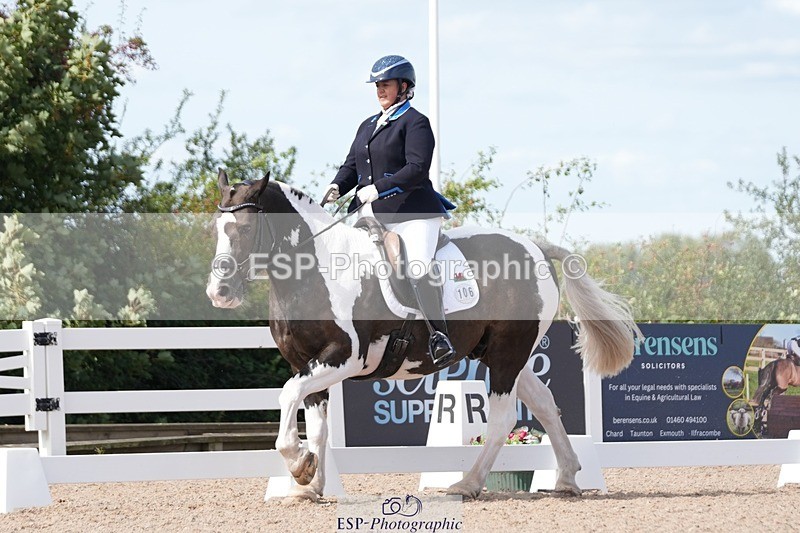 250906-135333-03419 - 106-Lucy.HamblettGalliano.Gold.Dust