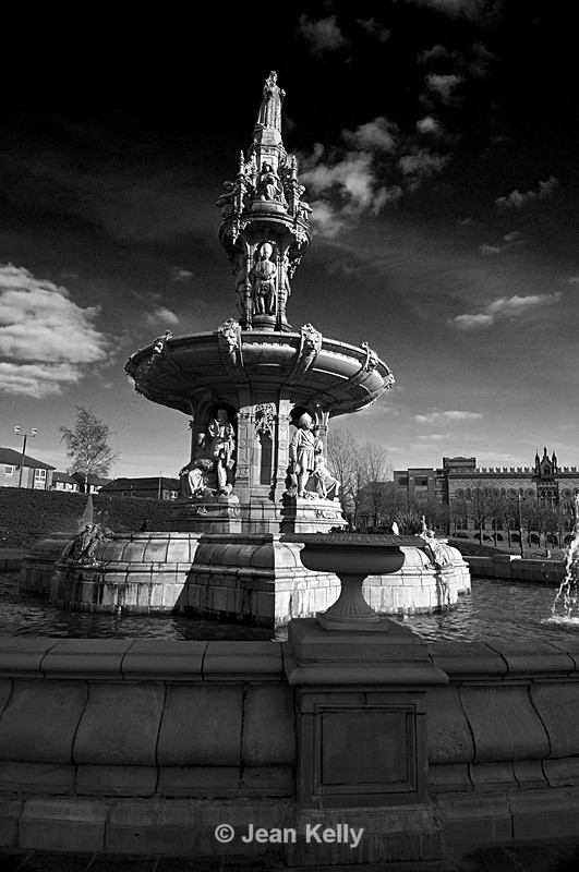 Doulton Fountain, Glasgow bw - 7179 - Black and white