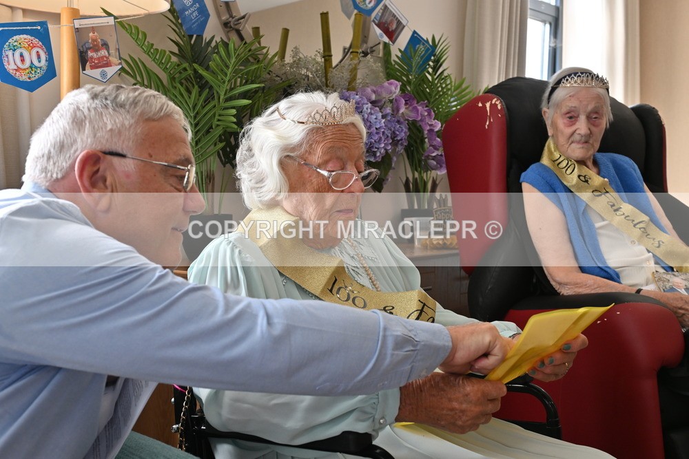 AM3_1057 - Iris and Betty.