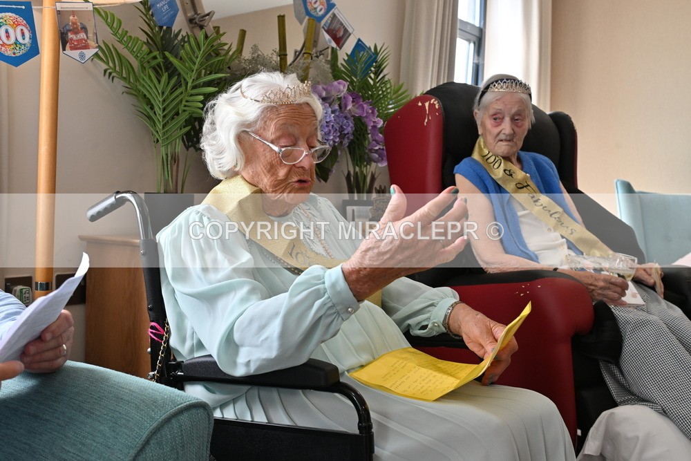 AM3_1070 - Iris and Betty.