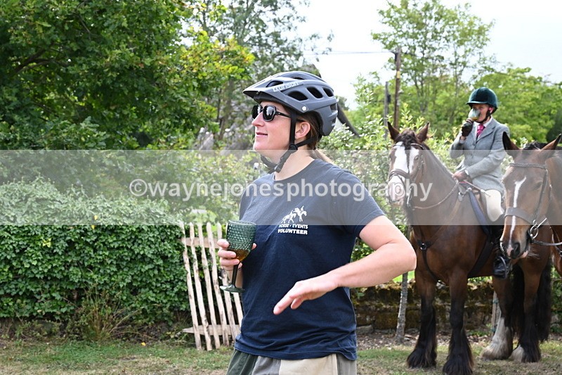 WJ6_3430 - Berks & Bucks - The Old farmhouse - Hound Exercise 20-08-25
