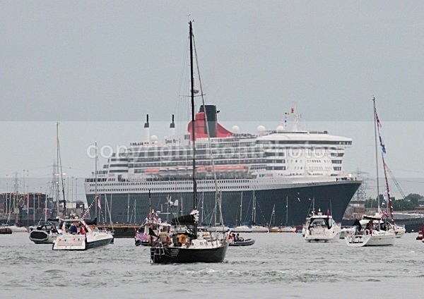 120605 QM2 IN SOUTHAMPTON IMG_7616 - THREE QUEENS MEET IN SOUTHAMPTON 5th June 2012