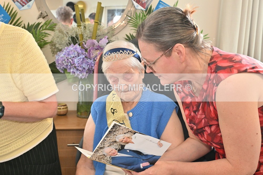 AM3_0945 - Iris and Betty.