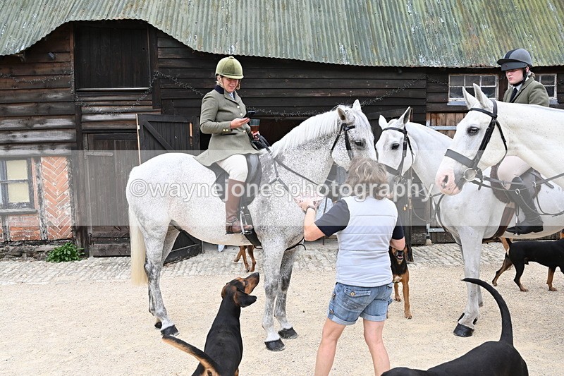 WJ6_3577 - Berks & Bucks - The Old farmhouse - Hound Exercise 20-08-25
