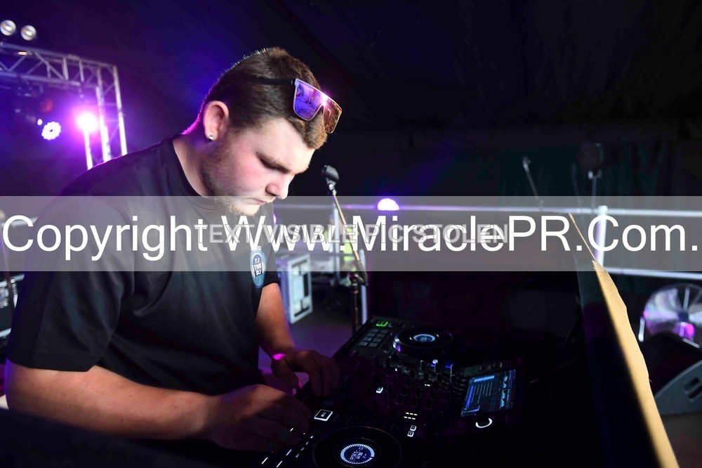 SH4_9979 - Tj the DJ