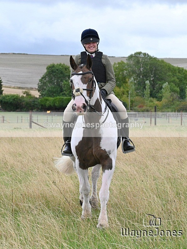 WJ7_0626 - Berks & Bucks Hound Exercise Blewbury 13-09-26