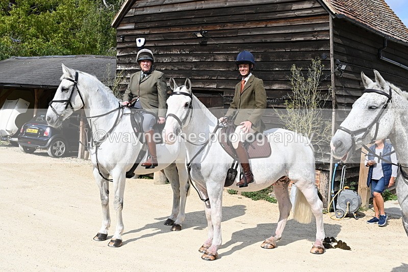 WJ6_3190 - Berks & Bucks - The Old farmhouse - Hound Exercise 20-08-25