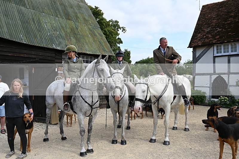 WJ6_3872 - Berks & Bucks - The Old farmhouse - Hound Exercise 20-08-25