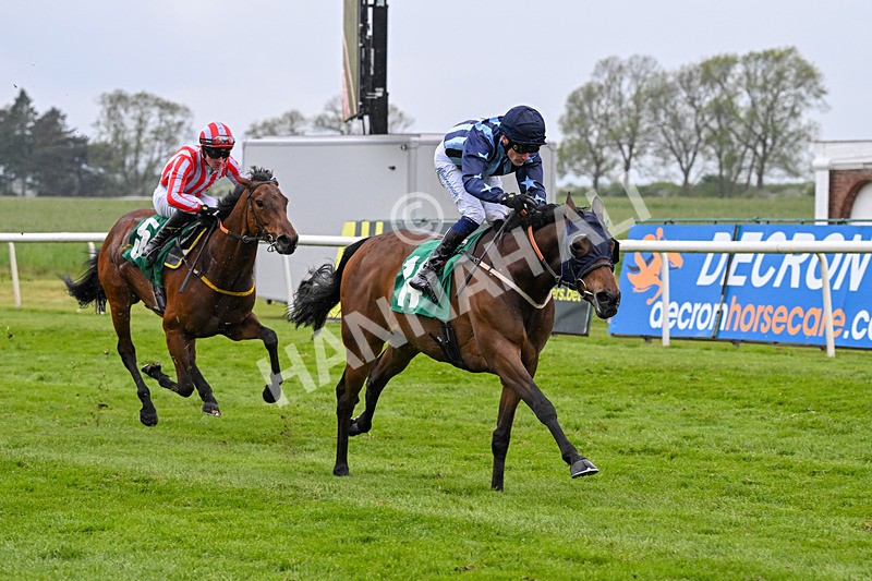 160526-Rcae 8-Run This Way-0223 - Race 8 5.57pm Sky Bet Build A Bet Handicap
