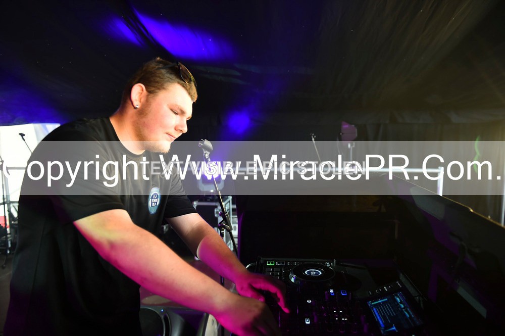 SH4_9922 - Tj the DJ