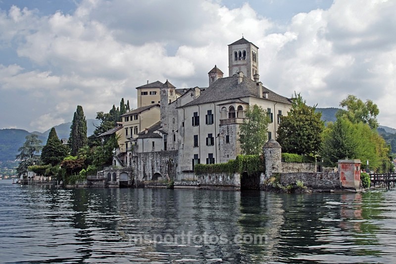 Isola San Giulio, approaching the boat dock - Travel, city/land scapes
